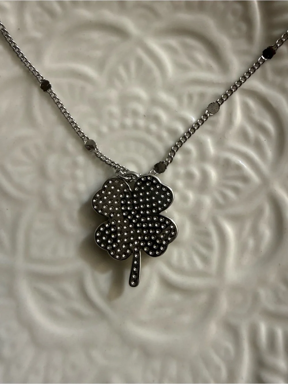 silver-tone four-leaf clover necklace white, pearlescent pendant shimmery chain